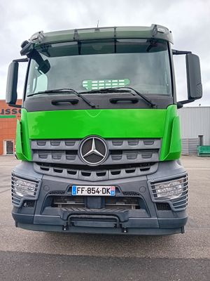 un camion vert garé sur un parking