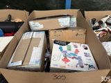 un carton rempli de boîtes contenant divers objets