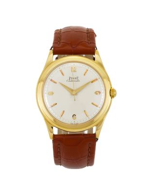 gros plan d'une montre-bracelet en or sur fond blanc