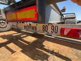 un gros plan d'un camion avec une plaque d'immatriculation