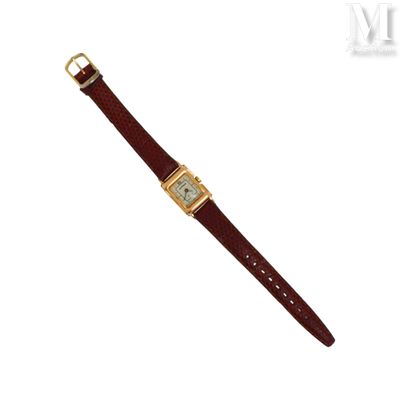 un gros plan d'une montre sur une surface blanche avec un fond blanc