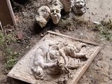 une photo représentant une sculpture d'un homme et d'un chat allongés par terre
