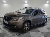 la voiture grise est garée sur un sol en damier dans le garage