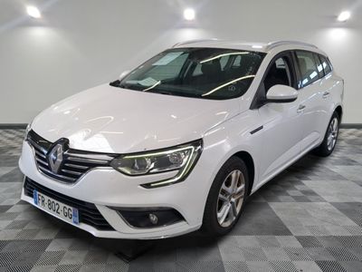 la voiture blanche est garée sur un sol en damier dans le garage