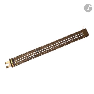 un gros plan d'un bracelet en métal sur fond blanc