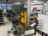 une machine posée sur une table dans une pièce