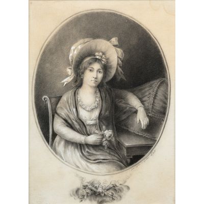 portrait d'une femme coiffée d'un chapeau et vêtue d'une robe, assise à une table