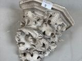 un objet décoratif accroché au mur d'un bâtiment