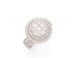 une bague en diamant et or blanc, signée Van Cleef