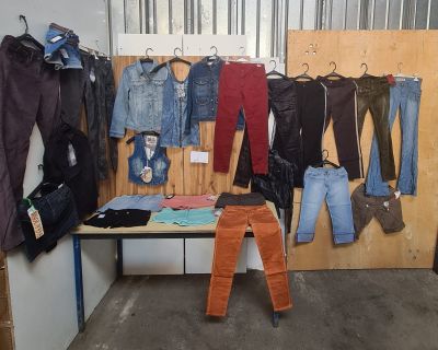 Ensemble de 25 pièces de vêtements comprenant principalement…