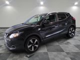 une Nissan QXV noire garée sur un sol en carrelage à damier