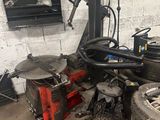 un tas de pneus et d'autres objets dans un garage
