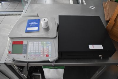 une image représentant une caisse enregistreuse et un rouleau de papier toilette