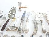 beaucoup de cuillères et de fourchettes en argent sur la table
