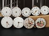 un tas d'horloges posées sur une table