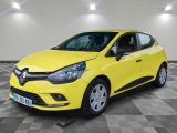 une voiture jaune garée dans un garage au sol en damier