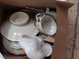 une boîte en carton contenant tout un tas de vaisselle blanche