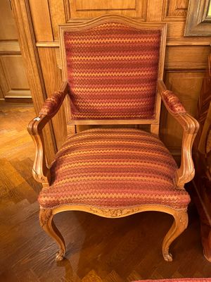une chaise qui se trouve dans une pièce lambrissée