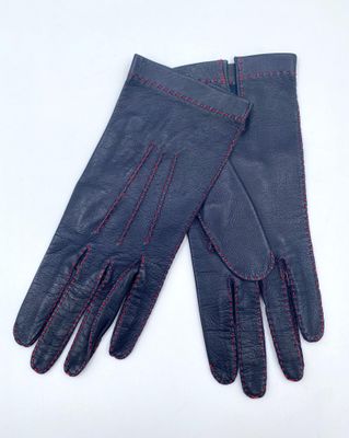 une paire de gants en cuir noir ornés de surpiqûres rouges