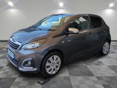 la voiture grise est garée dans le garage sur un sol en damier