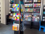 un présentoir de livres au milieu d'une pièce
