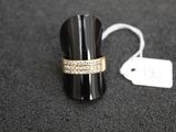 une bague posée sur une table à côté d'une étiquette de prix