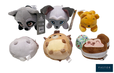 six peluches assises les unes à côté des autres