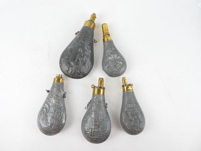 quatre ampoules grises et dorées sont posées sur une surface blanche