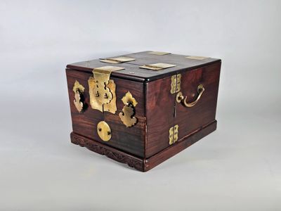 Coiffeuse de voyage en palissandre et laiton. Elle ouvre à u…