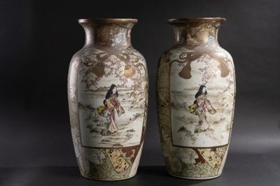 deux vases placés côte à côte sur un fond noir