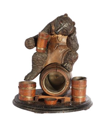 OURS Sujet en bois sculpté patiné représentant un ours porta…