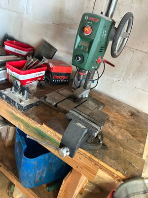 un établi avec des outils dans un garage