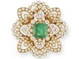 une broche en émeraude et diamants
