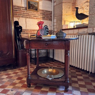 a small table with a bowl on it in a room