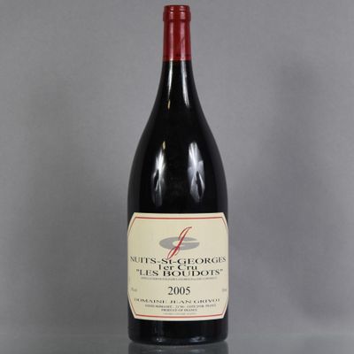 une image représentant une bouteille de vin rouge posée sur une table