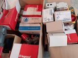de nombreuses caisses contenant du matériel électronique qui traînent par terre
