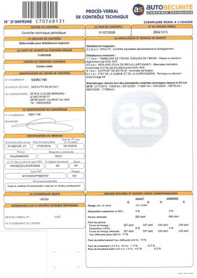 un gros plan d'un document sur lequel figure la photo d'une voiture