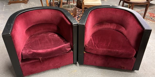 Paire de bergères en bois noirci garnies de velours bordeaux goût...