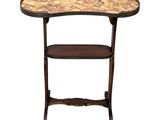 une table en bois avec un plateau en marbre et une étagère en dessous