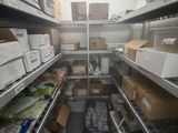 beaucoup de boîtes et de cartons sur les étagères de la pièce