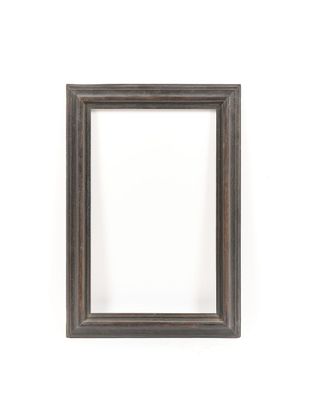 un cadre photo en bois vide accroché à un mur blanc