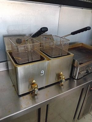 deux friteuses posées sur un plan de travail
