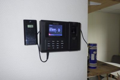 une photo d'un téléphone portable fixé au mur