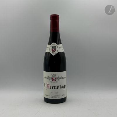 la bouteille de vin rouge est posée sur une surface blanche