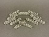 six clips métalliques plaqués argent sur une surface grise