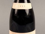 une bouteille de vin posée sur une table