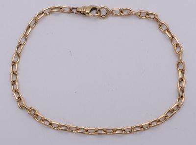 un bracelet en chaîne d'or avec un fermoir en forme de cœur