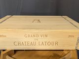 une boîte en bois sur laquelle est collée une étiquette, posée sur une chaise