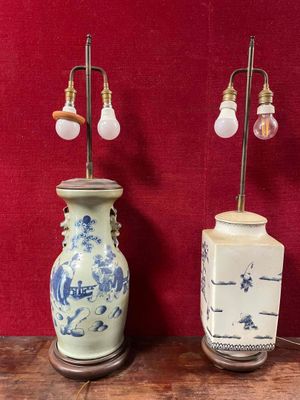 deux lampes posées l'une à côté de l'autre sur une table