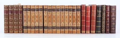 plusieurs livres sont empilés sur une surface blanche
